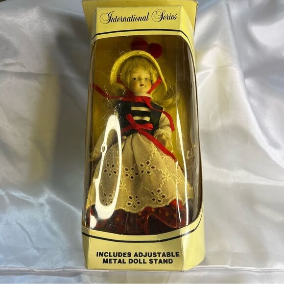Vintage The Porcelain Collection  International Series  All 4 Dolls included - Picture 2 of 16